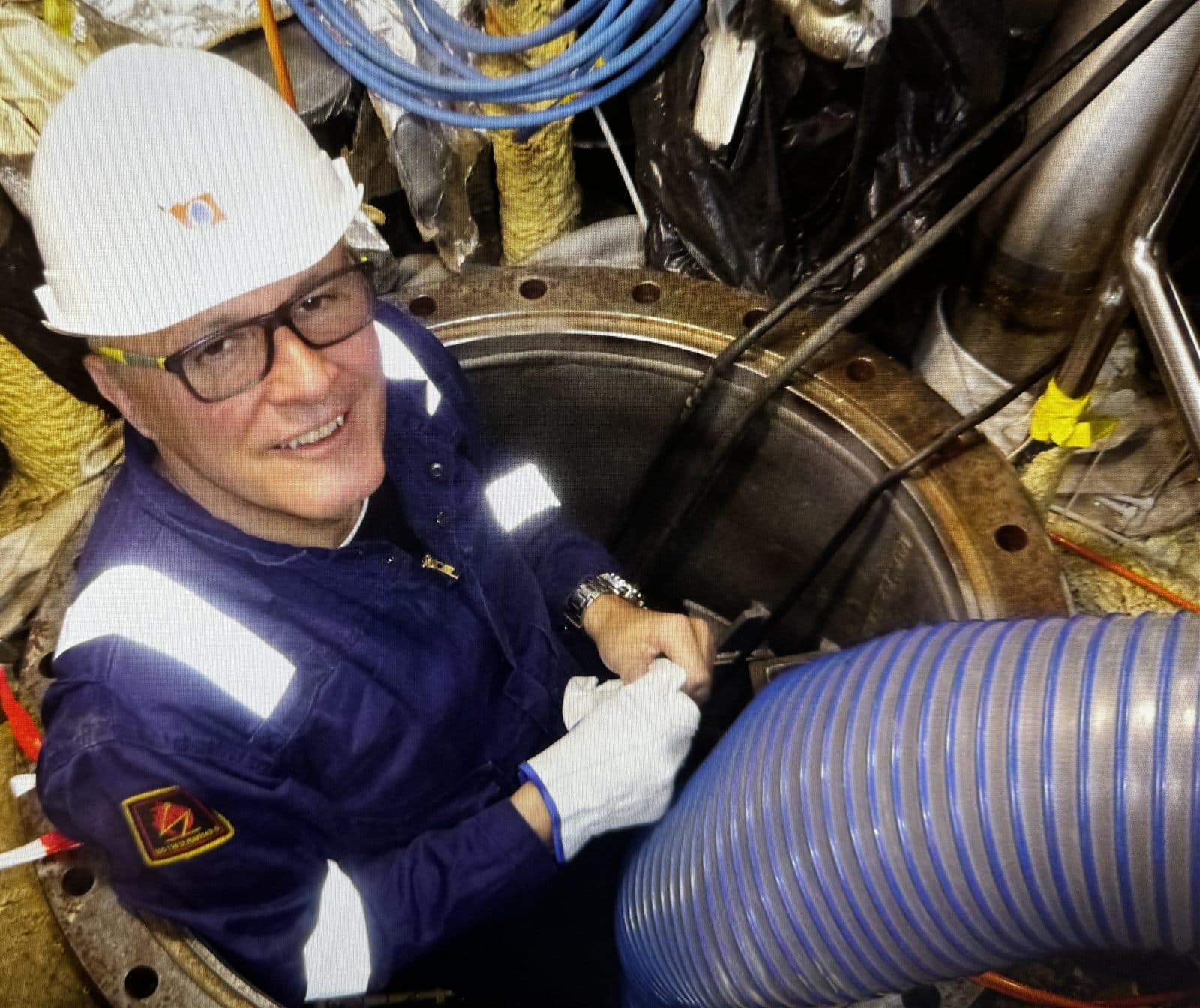 Gerhard Hoffmann bei der Arbeit in einem Maschinenraum