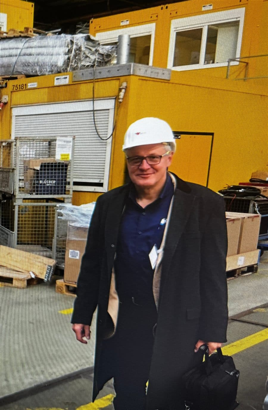 Gerhard Hoffmann in einer Fertigungshalle